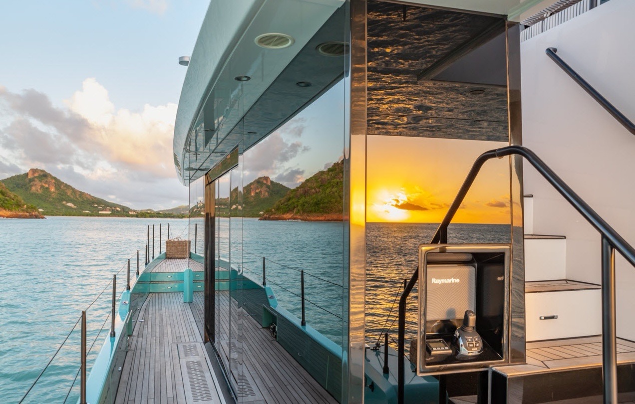 Sunreef Power Cat 70 ft - Bimini Charter 15 Salon furniture β detail