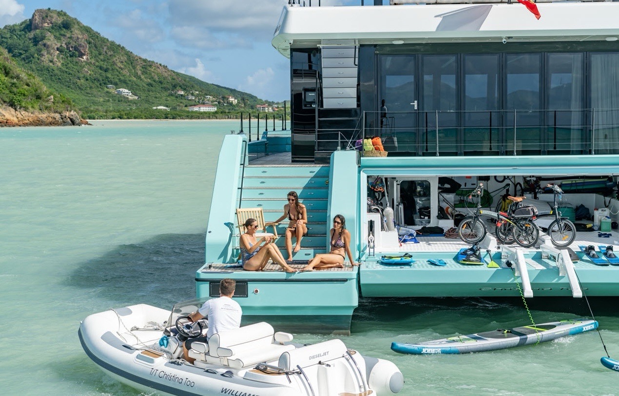 Sunreef Power Cat 70 ft - Bimini Charter 20 Helm β electronics close-up