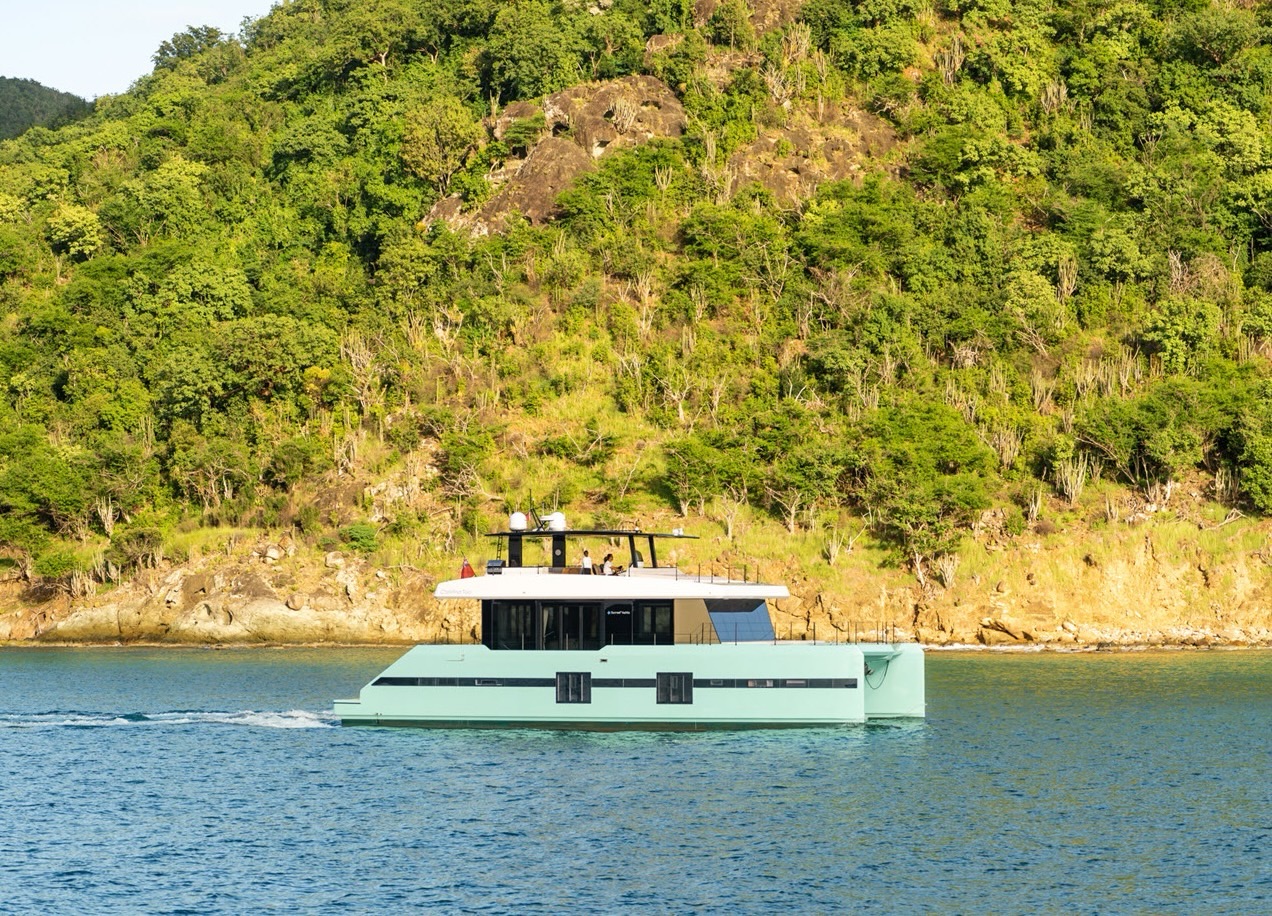 Sunreef Power Cat 70 ft - Bimini Charter 9 Helm electronics β detail