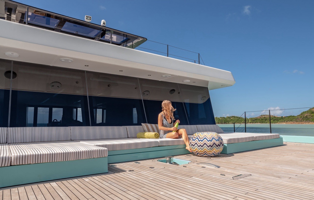 Sunreef Power Cat 70 ft - Bimini Charter 35 Foredeck lounge β cushions