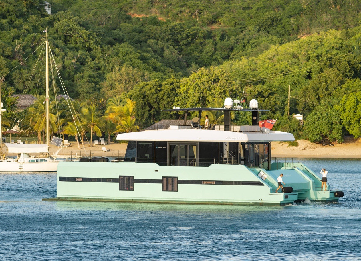 Sunreef Power Cat 70 ft - Bimini Charter 5 Salon with panoramic windows