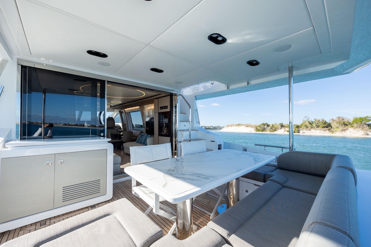 Azimut 75 ft 2021 - Bimini Charter 11 Guest cabin