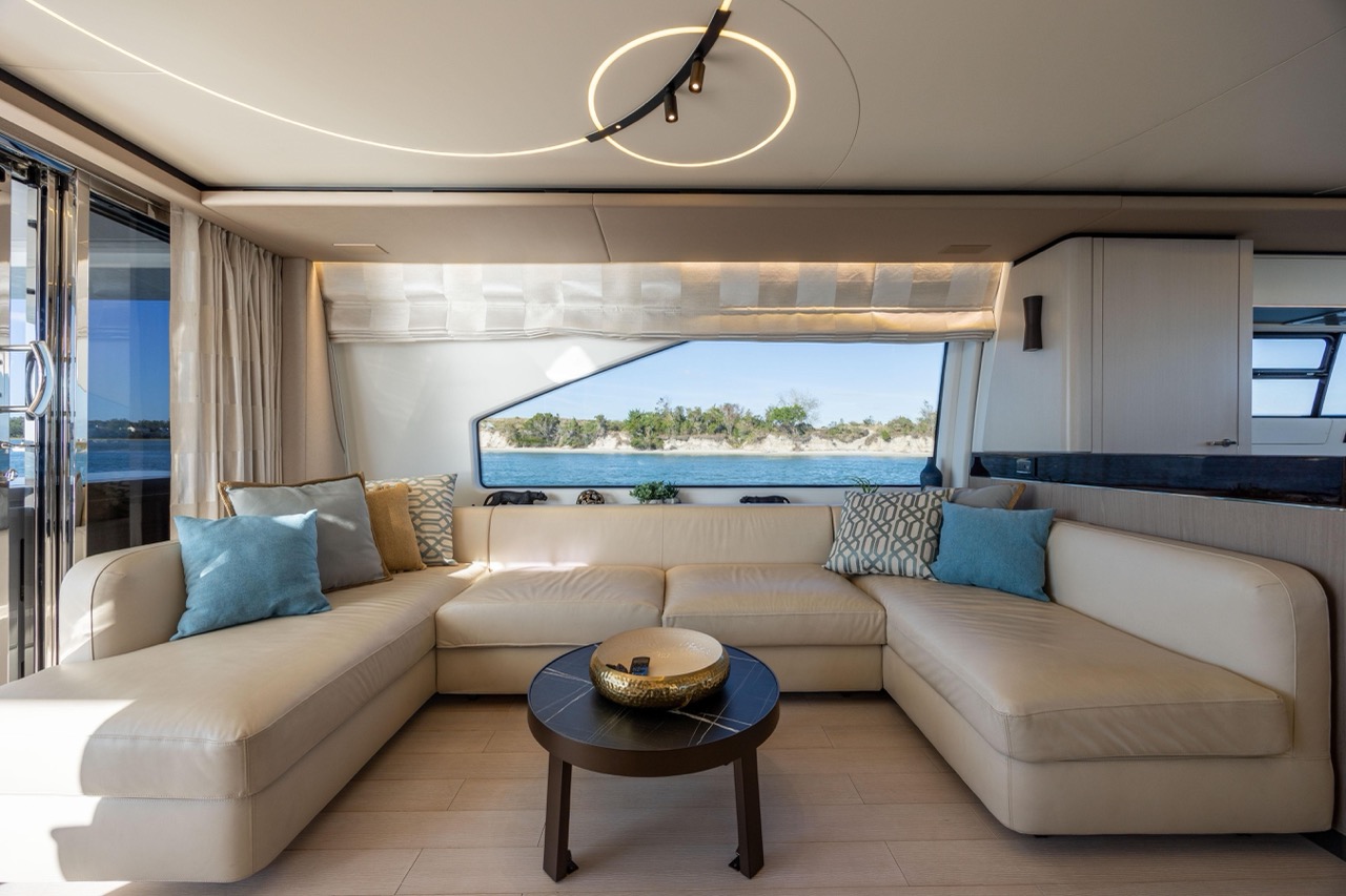 Azimut 75 ft 2021 - Bimini Charter 26 Cockpit β alternate angle