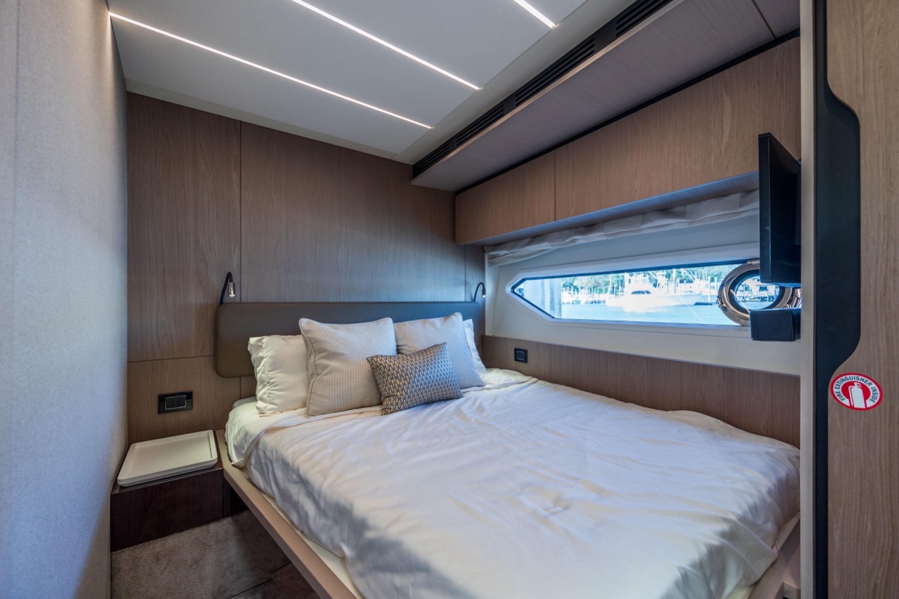 Azimut 75 ft 2021 - Bimini Charter 37 Bridge detail β helm