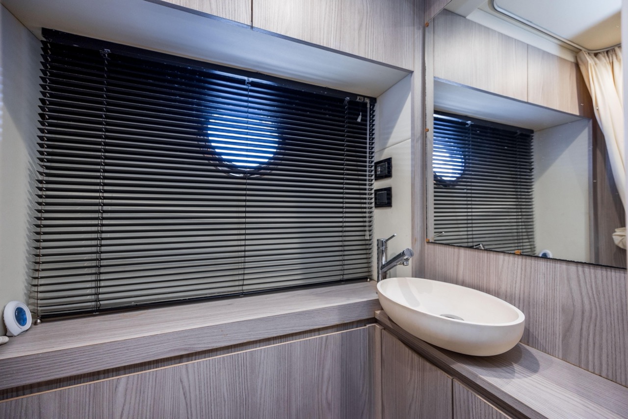 Azimut 75 ft 2021 - Bimini Charter 45 Detail β seating & textures