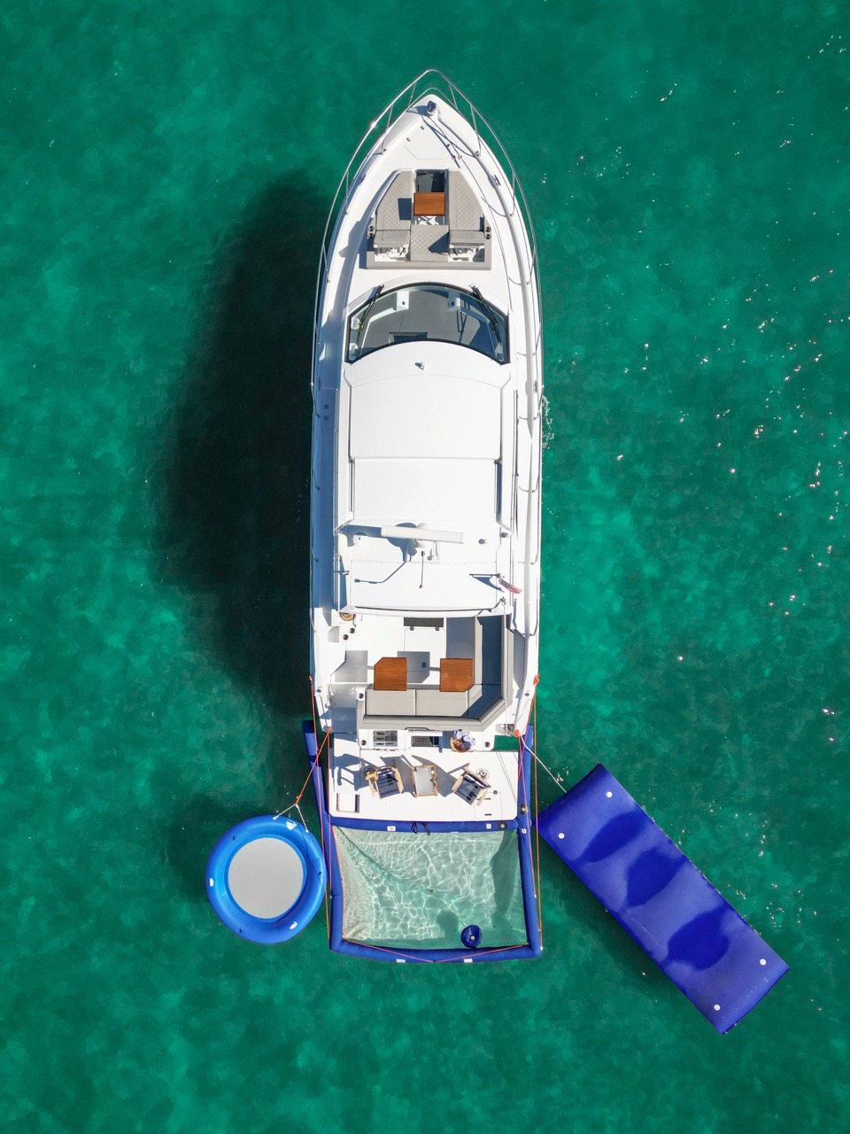 Cantius 45 ft - Bimini Charters 2 Cockpit lounge & table