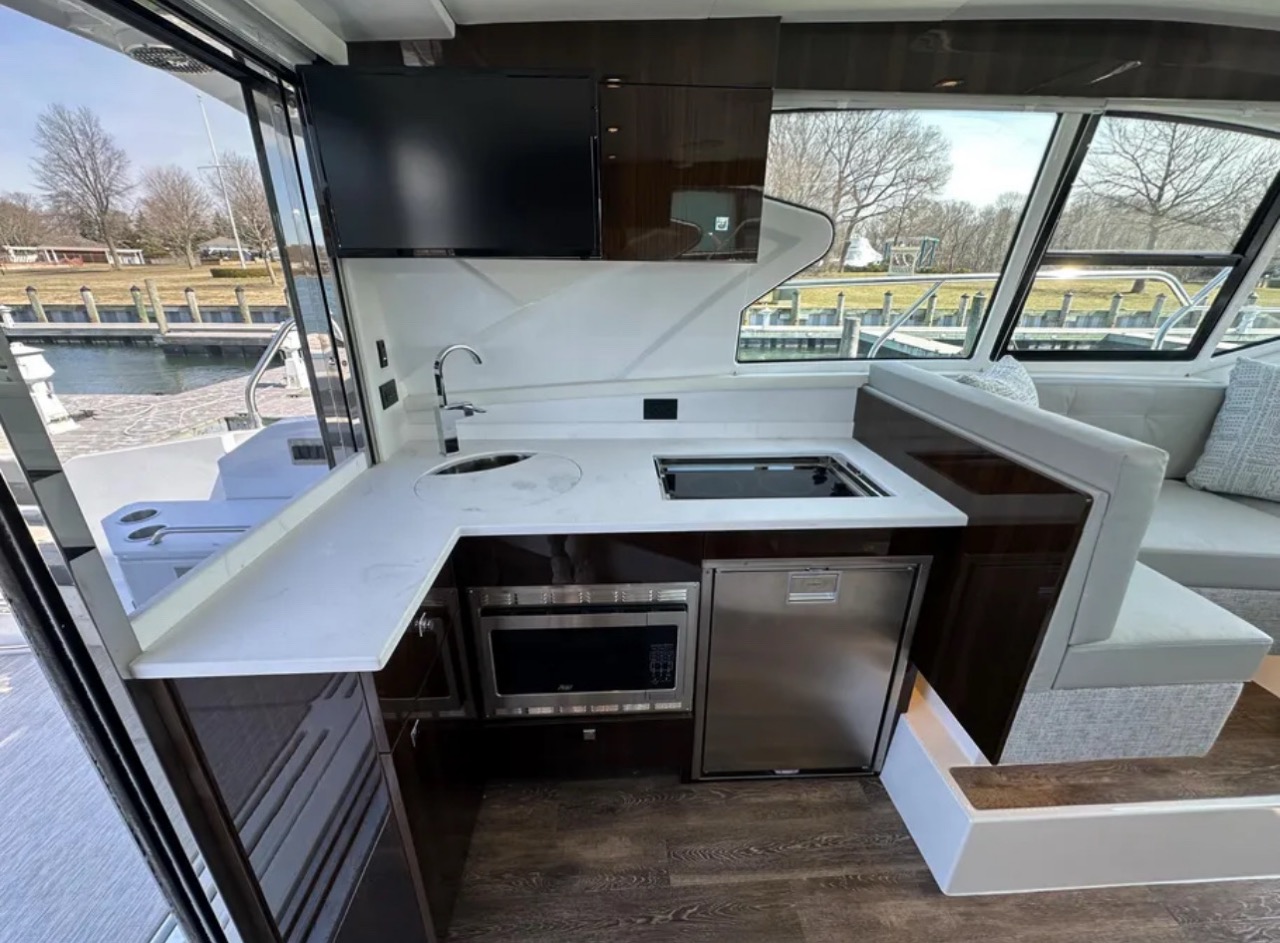 Cantius 45 ft - Bimini Charters 17 Cabin storage