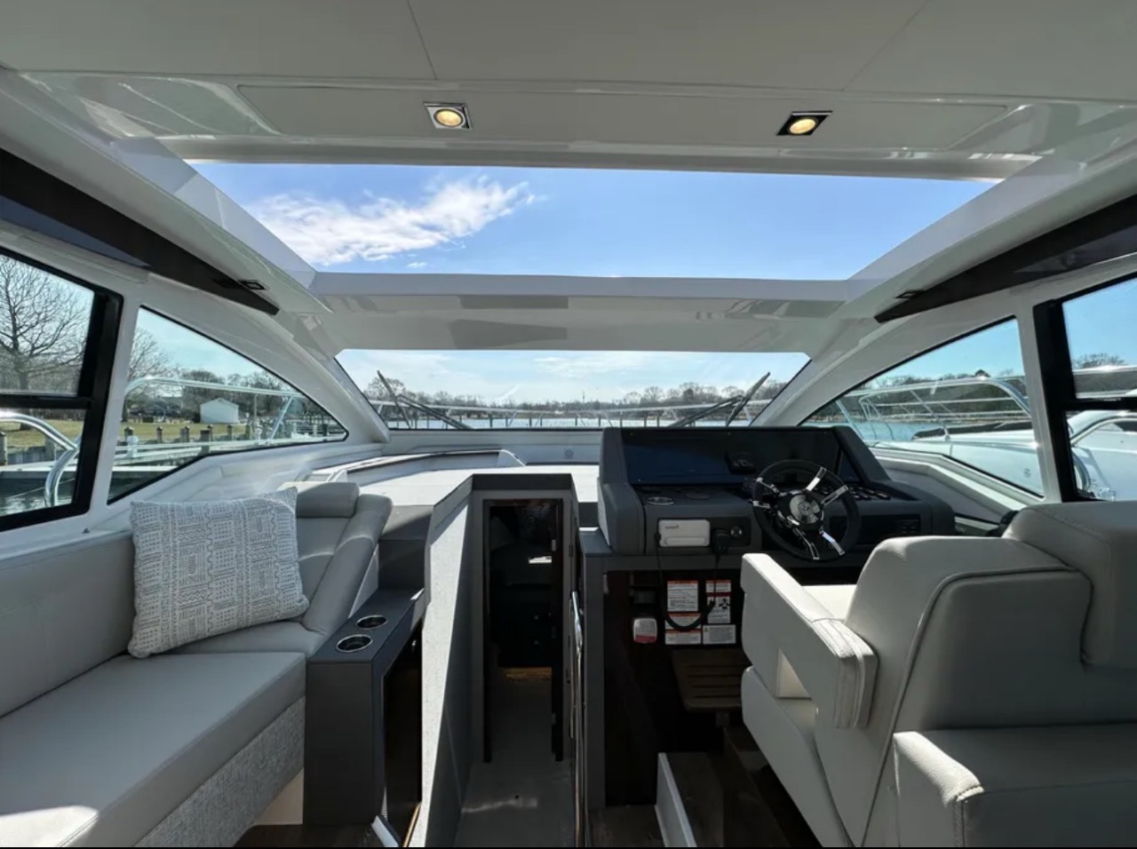 Cantius 45 ft - Bimini Charters 22 Stereo controls β detail