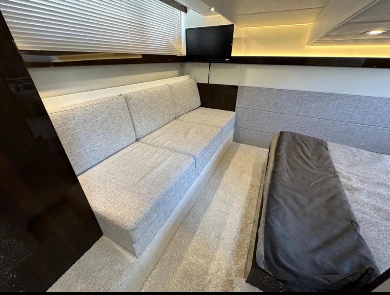 Cantius 45 ft - Bimini Charters 24 Head β shower detail