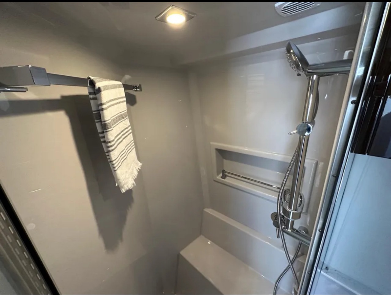 Cantius 45 ft - Bimini Charters 27 Bow rail β safety