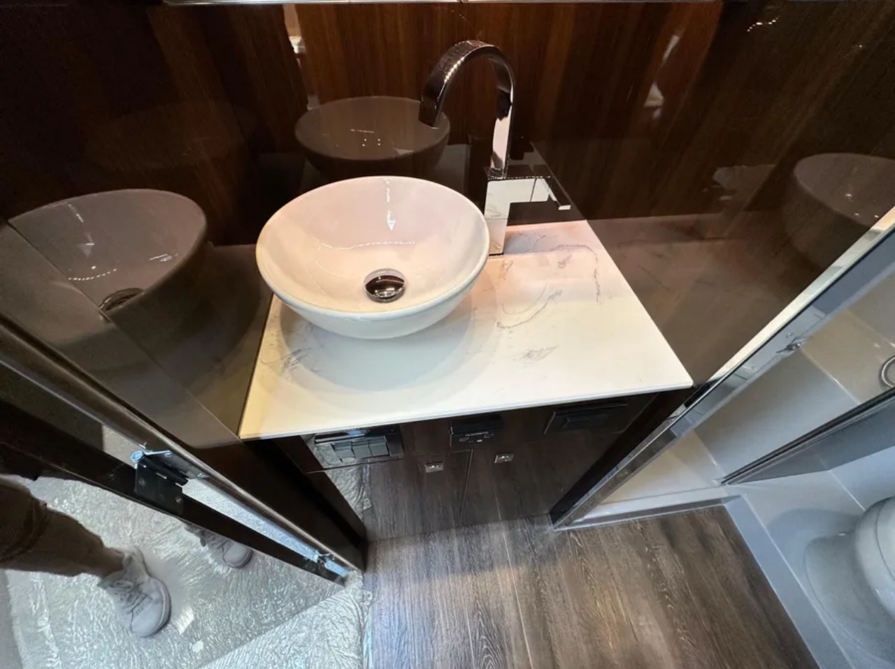 Cantius 45 ft - Bimini Charters 28 Transom β storage door