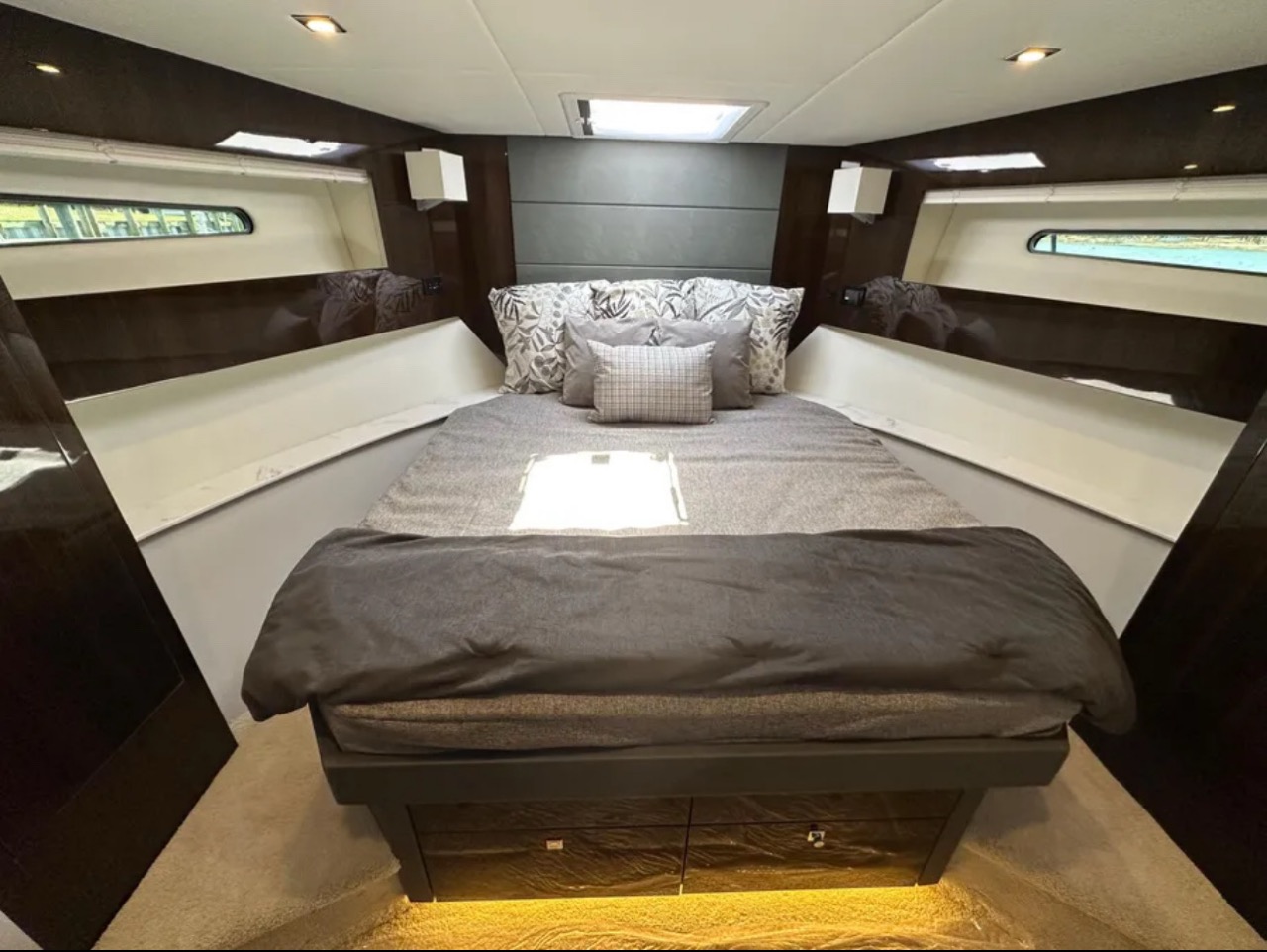 Cantius 45 ft - Bimini Charters 30 At anchor β raft-up ready